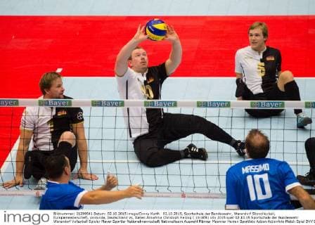 02.10.2015, Sportschule der Bundeswehr, Warendorf Sitzvolleyball, Europameisterschaft, Vorrunde, Deutschland vs. Italien Annahme Christoph Herzog ( 10 GER)