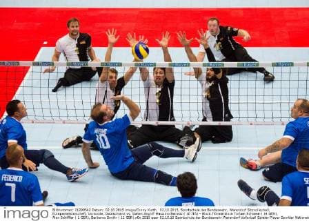 02.10.2015, Sportschule der Bundeswehr, Warendorf Sitzvolleyball, Europameisterschaft, Vorrunde, Deutschland vs. Italien Angriff Massimo Barossi ( 10 ITA) - Block Dreierblock Torben Schiewe ( 14 GER), Alex Schiffler ( 1 GER), Barbaros Sayilir ( 11 GER)