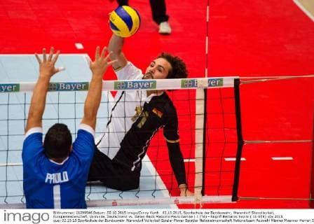02.10.2015, Sportschule der Bundeswehr, Warendorf Sitzvolleyball, Europameisterschaft, Vorrunde, Deutschland vs. Italien Block Massimo Paolo Gamba ( 1 ITA) - Angriff Barbaros Sayilir ( 11 GER)