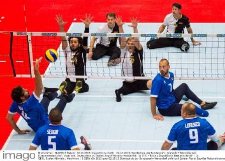 02.10.2015, Sportschule der Bundeswehr, Warendorf Sitzvolleyball, Europameisterschaft, Vorrunde, Deutschland vs. Italien Angriff Roberto Masciarelli ( 11 ITA) - Block Doppelblock Barbaros Sayilir ( 11 GER), Stefan Hähnlein Haehnlein ( 5 GER)