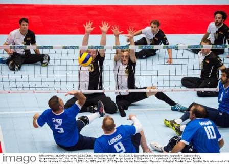 02.10.2015, Sportschule der Bundeswehr, Warendorf Sitzvolleyball, Europameisterschaft, Vorrunde, Deutschland vs. Italien Angriff Sergio Ignoto ( 5 ITA) - Block Doppelblock Christoph Herzog ( 10 GER), Stefan Hähnlein Haehnlein ( 5 GER)