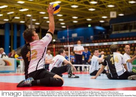 02.10.2015, Sportschule der Bundeswehr, Warendorf Sitzvolleyball, Europameisterschaft, Vorrunde, Deutschland vs. Italien Aufschlag Service Mathis Tigler ( 12 GER)