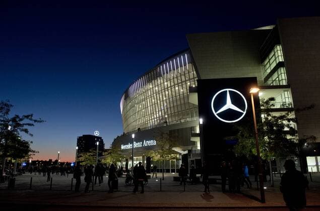 Feature - Abendstimmung - Mercedes Benz Arena, Fernsehturm Basketball 1.Bundesliga - Saison 2015 2016, 1.Spieltag: Alba Berlin in Berlin, Deutschland am 01.10.2015,