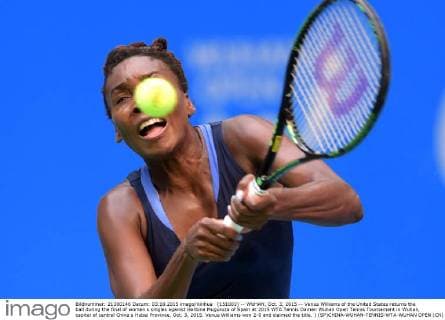 (151003) -- WUHAN, Oct. 3, 2015 -- Venus Williams of the United States returns the ball during the final of women s singles against Garbine Muguruza of Spain at 2015 WTA Tennis Damen Wuhan Open Tennis Tournament in Wuhan, capital of central China s Hubei Province, Oct. 3, 2015. Venus Williams won 2-0 and claimed the title. ) (SP)CHINA-WUHAN-TENNIS-WTA-WUHAN OPEN (CN) ChengxMin 