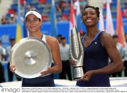 (151003) -- WUHAN, Oct. 3, 2015 -- Venus Williams(R) of the United States and Muguruza of Spain pose for photos during the awarding ceremony of the final of women s singles at 2015 WTA Tennis Damen Wuhan Open Tennis Tournament in Wuhan, capital of central China s Hubei Province, Oct. 3, 2015. Venus Williams won 2-0 and claimed the title. ) (SP)CHINA-WUHAN-TENNIS-WTA-WUHAN OPEN (CN) ChengxMin 