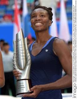 (151003) -- WUHAN, Oct. 3, 2015 -- Venus Williams of the United States poses with her trophy after winning the final of women s singles against Garbine Muguruza of Spain at 2015 WTA Tennis Damen Wuhan Open Tennis Tournament in Wuhan, capital of central China s Hubei Province, Oct. 3, 2015. Venus Williams won 2-0 and claimed the title. ) (SP)CHINA-WUHAN-TENNIS-WTA-WUHAN OPEN (CN) ChengxMin 