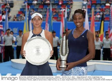 (151003) -- WUHAN, Oct. 3, 2015 -- Venus Williams(R) of the United States and Muguruza of Spain pose for photos during the awarding ceremony of the final of women s singles at 2015 WTA Tennis Damen Wuhan Open Tennis Tournament in Wuhan, capital of central China s Hubei Province, Oct. 3, 2015. Venus Williams won 2-0 and claimed the title. ) (SP)CHINA-WUHAN-TENNIS-WTA-WUHAN OPEN (CN) ChengxMin 