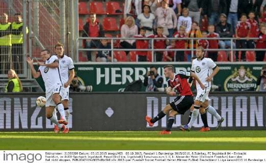 03.10.2015, Fussball 1.Bundesliga 2015 2016, 8.Spieltag, FC Ingolstadt 04 - Eintracht Frankfurt, im AUDI-Sportpark Ingolstadt. Pascal Groß (re, Ingolstadt) Torschuss zum 1:0, li: Alexander Meier (Eintracht Frankfurt) kann den Ball nicht stoppen. 