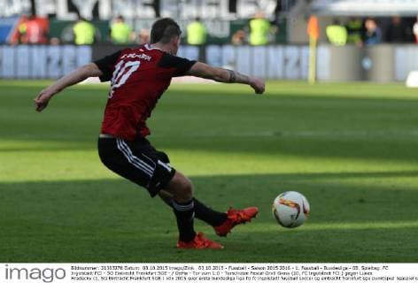 03.10.2015 - Fussball - Saison 2015 2016 - 1. Fussball - Bundesliga - 08. Spieltag: FC Ingolstadt FCI - SG Eintracht Frankfurt SGE - DaMa - Tor zum 1:0 - Torschütze Pascal Groß Gross (10, FC Ingolstadt FCI ) gegen Lukas Hradecky (1, SG Eintracht Frankfurt SGE )