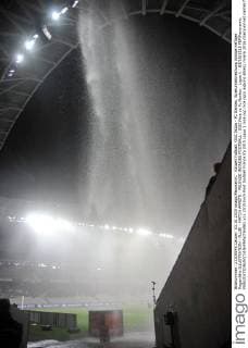 Aktuell Fußball, OGC Nizza - FC Nantes, Spielunterbrechung infolge heftiger Regenfälle ILLUSTRATION - PLUIE - MATCH ARRETE - PELOUSE INONDEE FOOTBALL : OGC Nice vs Fc Nantes - Ligue 1 - 03 10 2015 FEP Panoramic 
