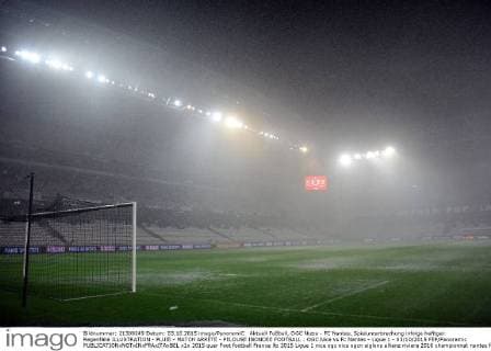 Aktuell Fußball, OGC Nizza - FC Nantes, Spielunterbrechung infolge heftiger Regenfälle ILLUSTRATION - PLUIE - MATCH ARRETE - PELOUSE INONDEE FOOTBALL : OGC Nice vs Fc Nantes - Ligue 1 - 03 10 2015 FEP Panoramic 