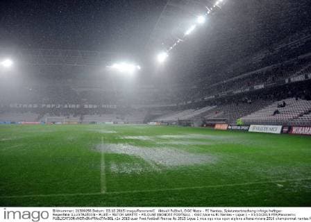 Aktuell Fußball, OGC Nizza - FC Nantes, Spielunterbrechung infolge heftiger Regenfälle ILLUSTRATION - PLUIE - MATCH ARRETE - PELOUSE INONDEE FOOTBALL : OGC Nice vs Fc Nantes - Ligue 1 - 03 10 2015 FEP Panoramic 