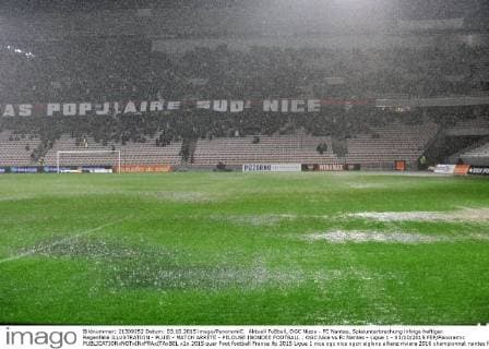 Aktuell Fußball, OGC Nizza - FC Nantes, Spielunterbrechung infolge heftiger Regenfälle ILLUSTRATION - PLUIE - MATCH ARRETE - PELOUSE INONDEE FOOTBALL : OGC Nice vs Fc Nantes - Ligue 1 - 03 10 2015 FEP Panoramic 
