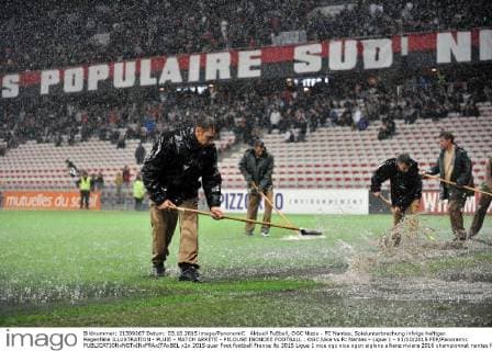 Aktuell Fußball, OGC Nizza - FC Nantes, Spielunterbrechung infolge heftiger Regenfälle ILLUSTRATION - PLUIE - MATCH ARRETE - PELOUSE INONDEE FOOTBALL : OGC Nice vs Fc Nantes - Ligue 1 - 03 10 2015 FEP Panoramic 
