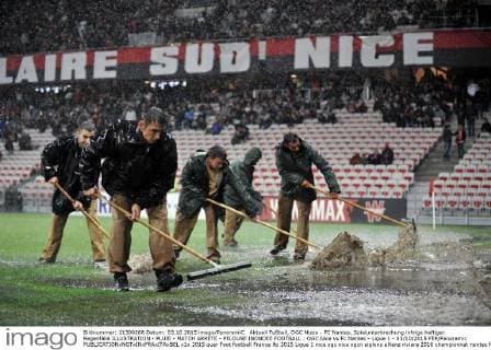 Aktuell Fußball, OGC Nizza - FC Nantes, Spielunterbrechung infolge heftiger Regenfälle ILLUSTRATION - PLUIE - MATCH ARRETE - PELOUSE INONDEE FOOTBALL : OGC Nice vs Fc Nantes - Ligue 1 - 03 10 2015 FEP Panoramic 