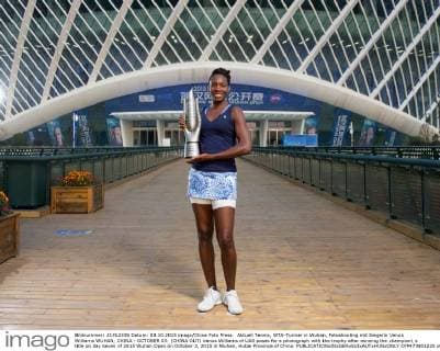 Aktuell Tennis, WTA-Turnier in Wuhan, Fotoshooting mit Siegerin Venus Williams WUHAN, CHINA - OCTOBER 03: (CHINA OUT) Venus Williams of UAS poses for a photograph with the trophy after winning the champion s title on day seven of 2015 Wuhan Open on October 3, 2015 in Wuhan, Hubei Province of China.  CFP473803225 