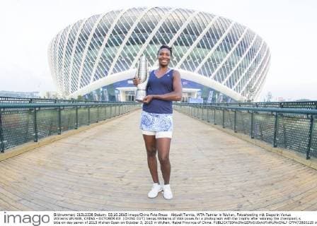 Aktuell Tennis, WTA-Turnier in Wuhan, Fotoshooting mit Siegerin Venus Williams WUHAN, CHINA - OCTOBER 03: (CHINA OUT) Venus Williams of UAS poses for a photograph with the trophy after winning the champion s title on day seven of 2015 Wuhan Open on October 3, 2015 in Wuhan, Hubei Province of China.  CFP473803228 