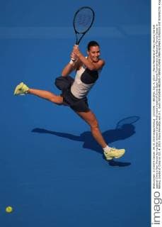 (151004) -- BEIJING, Oct. 4, 2015 -- Flavia Pennetta of Italy returns the ball against China s Han Xinyun during their women s singles first round match of China Open Tennis Tournament at National Tennis Center in Beijing, capital of China on Oct. 4, 2015. Flavia Pennetta won 2-1. )(wll) (SP)CHINA-BEIJING-TENNIS-CHINA OPEN-WOMEN S SINGLES-1ST ROUND(CN) XingxGuangli 