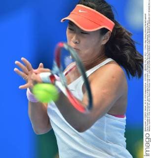 (151004) -- BEIJING, Oct. 4, 2015 -- China s Han Xinyun returns the ball against Flavia Pennetta of Italy during their women s singles first round match of China Open Tennis Tournament at National Tennis Center in Beijing, capital of China on Oct. 4, 2015. Flavia Han Xinyun lost 1-2. )(wll) (SP)CHINA-BEIJING-TENNIS-CHINA OPEN-WOMEN S SINGLES-1ST ROUND(CN) LixWen 