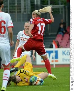 04.10.2015, xjhx, Fussball 1.Bundesliga Damen, 1.FC Köln - 1.FFC Frankfurt, v.l. Lena Nuding (1.FC Köln), Mandy Islacker (1.FFC Frankfurt)