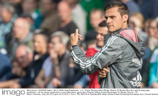 v.li.: Trainer Thomas Wörle (Worle, Woerle, FC Bayern München) gibt Anweisungen, gestikuliert, mit den Armen gestikulieren gives instructions, gesticulate, Fussball, Allianz Frauen-Bundesliga, SV Werder Bremen - FC Bayern München, xdgx