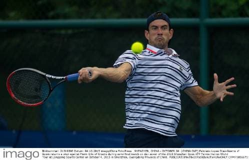 SHENZHEN, CHINA - OCTOBER 04: (CHINA OUT) Feliciano Lopez Diaz-Guerra of Spain returns a shot against Marin Cilic of Croatia during semi-final match on day seven of the 2015 Shenzhen Open ATP Tennis Herren World Tour at Longgang Sports Center on October 4, 2015 in Shenzhen, Guangdong Province of China.  CFP473856671 