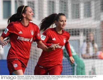 Frauen Fußball Bundesliga 4. Spieltag, Werder Bremen gegen Bayern München am 04.15.2015 in Bremen auf Platz 11am Weserstadion. Bayerns Lisa Evans jubelt über ihr Tor zum 0:1, im Hintergrund Sara Däbritz.