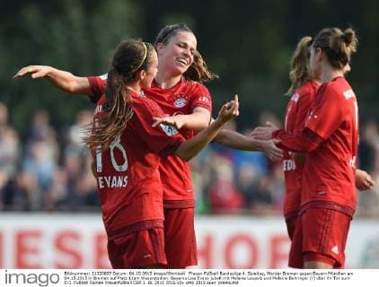 Frauen Fußball Bundesliga 4. Spieltag, Werder Bremen gegen Bayern München am 04.15.2015 in Bremen auf Platz 11am Weserstadion. Bayerns Lisa Evans jubelt mit Melanie Leupolz und Melanie Behringer (r) über ihr Tor zum 0:1.