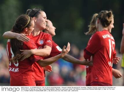 Frauen Fußball Bundesliga 4. Spieltag, Werder Bremen gegen Bayern München am 04.15.2015 in Bremen auf Platz 11am Weserstadion. Bayerns Lisa Evans jubelt mit Melanie Leupolz und Melanie Behringer (r) über ihr Tor zum 0:1.
