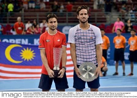 (151004) -- KUALA LUMPUR, Oct. 4, 2015 -- Spain s David Ferrer (L) and his compatriot Feliciano Lopez show their trophies after the awarding ceremony for the men s singles final of the 2015 Malaysian Open tennis tournament in Kuala Lumpur on Oct. 4, 2015. Ferrer won 2-0. )(wll) (SP)MALAYSIA-KUALA LUMPUR-TENNIS ATP Tennis Herren MALAYSIAN OPEN-FINAL ChongxVoonxChung 