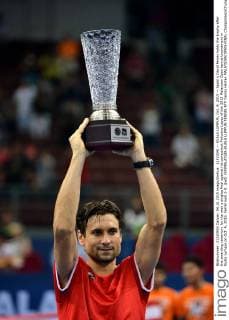 (151004) -- KUALA LUMPUR, Oct. 4, 2015 -- Spain s David Ferrer holds the trophy after the awarding ceremony for the men s singles final against his compatriot Feliciano Lopez of the 2015 Malaysian Open tennis tournament in Kuala Lumpur on Oct. 4, 2015. Ferrer won 2-0. )(wll) (SP)MALAYSIA-KUALA LUMPUR-TENNIS ATP Tennis Herren MALAYSIAN OPEN-FINAL ChongxVoonxChung 