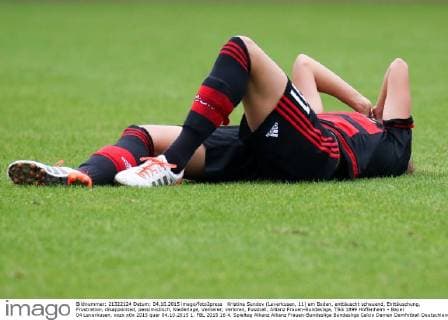 Kristina Sundov (Leverkusen, 11) am Boden, enttäuscht schauend, Enttäuschung, Frustration, disappointed, pessimistisch, Niederlage, Verlierer, verloren, Fussball, Allianz Frauen-Bundesliga, TSG 1899 Hoffenheim - Bayer 04 Leverkusen, xozx