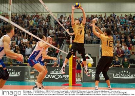 04.10.2015, CU Arena, Hamburg Volleyball, Länderspiel Laenderspiel, Deutschland vs. Russland Zuspiel Lukas Kampa ( 11 GER), Michael Andrei ( 18 GER)