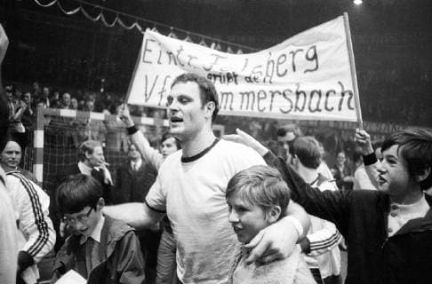 Finale Europapokal der Landesmeister 1970 1971, Sieger VfL Gummersbach feiert, hier Hansi Schmidt mit kleinen Fans