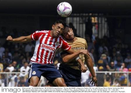 Pumas del UNAM s Alejandro Castro (R) vies with Chivas Marco Fabian during the 2015 MX League match held in the University Olympic Stadium, in Mexico City, capital of Mexico, on Oct. 4, 2015. Pumas won by 1-0. ) (da) (ah) (SP)MEXICO-MEXICO CITY-SOCCER-PUMAS VS CHIVAS AdrianaxPerez 
