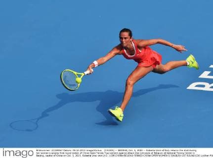 (151005) -- BEIJING, Oct. 5, 2015 -- Roberta Vinci of Italy returns the shot during her women s singles first round match of China Open Tennis Tournament against Alison Van Uytvanck of Belgium at National Tennis Center in Beijing, capital of China on Oct. 5, 2015. Roberta Vinci won 2-0. ) (SP)CHINA-BEIJING-TENNIS-CHINA OPEN-WOMEN S SINGLES-1ST ROUND(CN) LixWen 