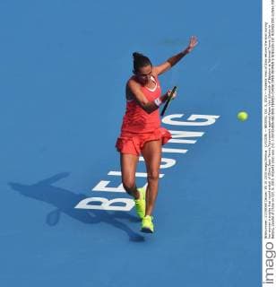 (151005) -- BEIJING, Oct. 5, 2015 -- Roberta Vinci of Italy returns the shot during her women s singles first round match of China Open Tennis Tournament against Alison Van Uytvanck of Belgium at National Tennis Center in Beijing, capital of China on Oct. 5, 2015. Roberta Vinci won 2-0. ) (SP)CHINA-BEIJING-TENNIS-CHINA OPEN-WOMEN S SINGLES-1ST ROUND(CN) LixWen 