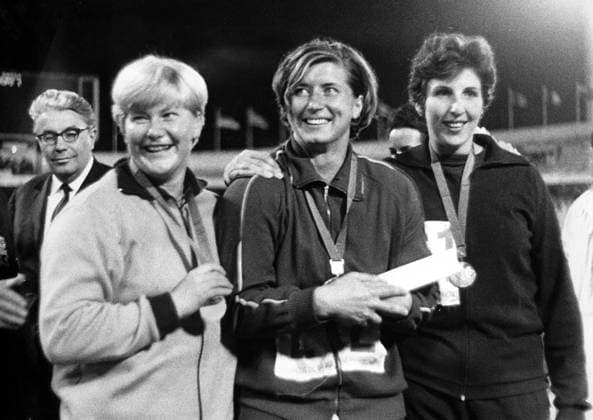 Olympische Sommerspiele in Mexiko-Stadt, Diskuswerfen der Frauen: Lia Manoliu (mi., Rumänien) gewinnt vor Liesel Westermann (li., BR Deutschland) und Jolan Kleiber-Kontsek (Ungarn)