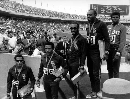 Olympische Sommerspiele in Mexiko-Stadt: Die siegreiche 4 x 100 Meter Staffel der USA, v.li.: Ronnie Ray Smith, Mel Pender, Charlie Greene und Jimmy Hines