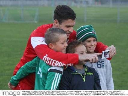 SOCCER - UEFA EURO EM Europameisterschaft Fussball 2016 quali, MNE vs AUT, preview VIENNA,AUSTRIA,05.OCT.15 - SOCCER - UEFA European Championship EM Europameisterschaft 2016, European Qualifiers, OEFB international match Länderspiel Montenegro vs Austria, preview, training team AUT. Image shows Zlatko Junuzovic (AUT) and fans. GEPAxpictures xChristianxOrt