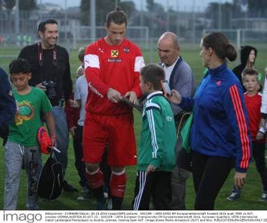 SOCCER - UEFA EURO EM Europameisterschaft Fussball 2016 quali, MNE vs AUT, preview VIENNA,AUSTRIA,05.OCT.15 - SOCCER - UEFA European Championship EM Europameisterschaft 2016, European Qualifiers, OEFB international match Länderspiel Montenegro vs Austria, preview, training team AUT. Image shows Marko Arnautovic (AUT) and fans. GEPAxpictures xChristianxOrt