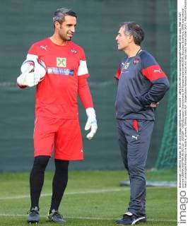 SOCCER - UEFA EURO EM Europameisterschaft Fussball 2016 quali, MNE vs AUT, preview VIENNA,AUSTRIA,05.OCT.15 - SOCCER - UEFA European Championship EM Europameisterschaft 2016, European Qualifiers, OEFB international match Länderspiel Montenegro vs Austria, preview, training team AUT. Image shows Ramazan Oezcan and head coach Marcel Koller (AUT). GEPAxpictures xChristianxOrt