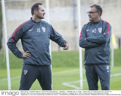 (151006) -- ZAGREB, Oct. 5, 2015 -- Head coach of Croatia Ante Cacic (R) and his assistant Josip Simunic attend a training session at the Maksimir stadium in Zagreb Oct. 5, 2015. Croatia will play with Bulgaria and Malta respectively in Euro 2016 qualification matches this month. ) (SP)CROATIA-ZAGREB-EURO 2016 QUALIFIERS-TRAINING MisoxLisanin 
