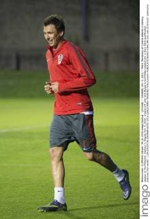 (151006) -- ZAGREB, Oct. 5, 2015 -- Mario Mandzukic of Croatia attends a training session at the Maksimir stadium in Zagreb Oct. 5, 2015. Croatia will play with Bulgaria and Malta respectively in Euro 2016 qualification matches this month. ) (SP)CROATIA-ZAGREB-EURO 2016 QUALIFIERS-TRAINING MisoxLisanin 
