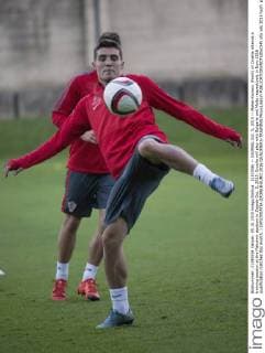 (151006) -- ZAGREB, Oct. 5, 2015 -- Mateo Kovacic (Front) of Croatia attends a training session at the Maksimir stadium in Zagreb Oct. 5, 2015. Croatia will play with Bulgaria and Malta respectively in Euro 2016 qualification matches this month. ) (SP)CROATIA-ZAGREB-EURO 2016 QUALIFIERS-TRAINING MisoxLisanin 