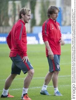 (151006) -- ZAGREB, Oct. 5, 2015 -- Luka Modric (R) and Ivan Rakitic of Croatia attend a training session at the Maksimir stadium in Zagreb Oct. 5, 2015. Croatia will play with Bulgaria and Malta respectively in Euro 2016 qualification matches this month. ) (SP)CROATIA-ZAGREB-EURO 2016 QUALIFIERS-TRAINING MisoxLisanin 