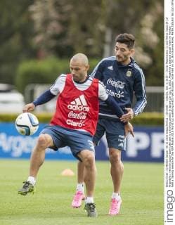 (151006) -- EZEIZA, Oct. 5, 2015 -- Javier Mascherano (L) and Milton Casco (R) of Argentina s national soccer team take part in a training session in Ezeiza City Oct. 5, 2015. Argentina s national soccer team on Monday held a training session for the FIFA Russia 2018 World Cup qualifying match with Ecuador, to be held on Oct. 8 in Buenos Aires. Martin Zabala) (da) (sp) (SP)ARGENTINA-EZEIZA-SOCCER-TRAINING e MARTINxZABALA 