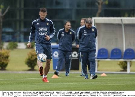 (151006) -- EZEIZA, Oct. 5, 2015 -- Martin Demichelis (L) takes part in a training session in Ezeiza City Oct. 5, 2015. Argentina s national soccer team on Monday held a training session for the FIFA Russia 2018 World Cup qualifying match with Ecuador, to be held on Oct. 8 in Buenos Aires. Martin Zabala) (da) (sp) (SP)ARGENTINA-EZEIZA-SOCCER-TRAINING e MARTINxZABALA 