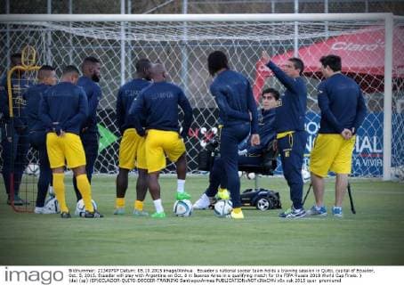 Ecuador s national soccer team holds a training session in Quito, capital of Ecuador, Oct. 5, 2015. Ecuador will play with Argentina on Oct. 8 in Buenos Aires in a qualifying match for the FIFA Russia 2018 World Cup finals. ) (da) (sp) (SP)ECUADOR-QUITO-SOCCER-TRAINING SantiagoxArmas 