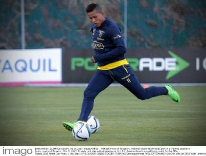 Michael Arroyo of Ecuador s national soccer team takes part in a training session in Quito, capital of Ecuador, Oct. 5, 2015. Ecuador will play with Argentina on Oct. 8 in Buenos Aires in a qualifying match for the FIFA Russia 2018 World Cup finals. ) (da) (sp) (SP)ECUADOR-QUITO-SOCCER-TRAINING SantiagoxArmas 